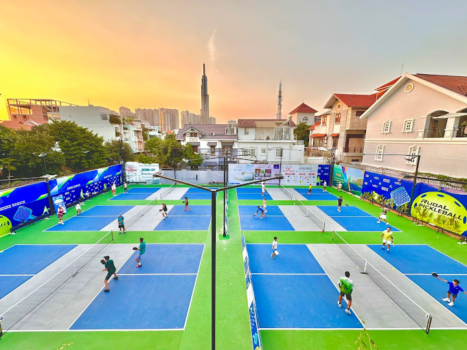 Sân RUDAL Pickleball ngoài trời, hệ thống mái che hiện đại